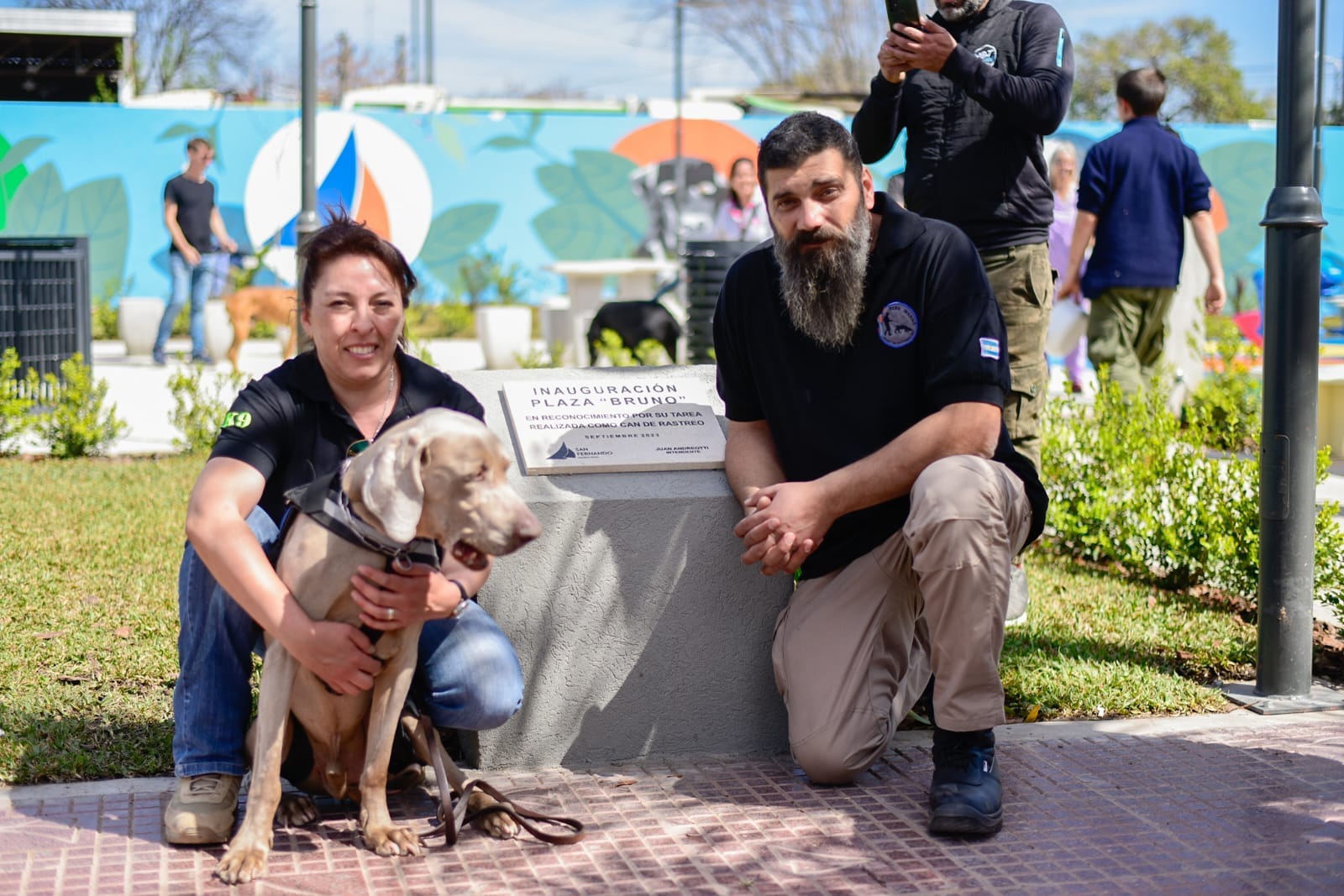 Raquel Peralta y Diego Tula junto a Bruno, en la plaza que lleva su nombre en Escobar