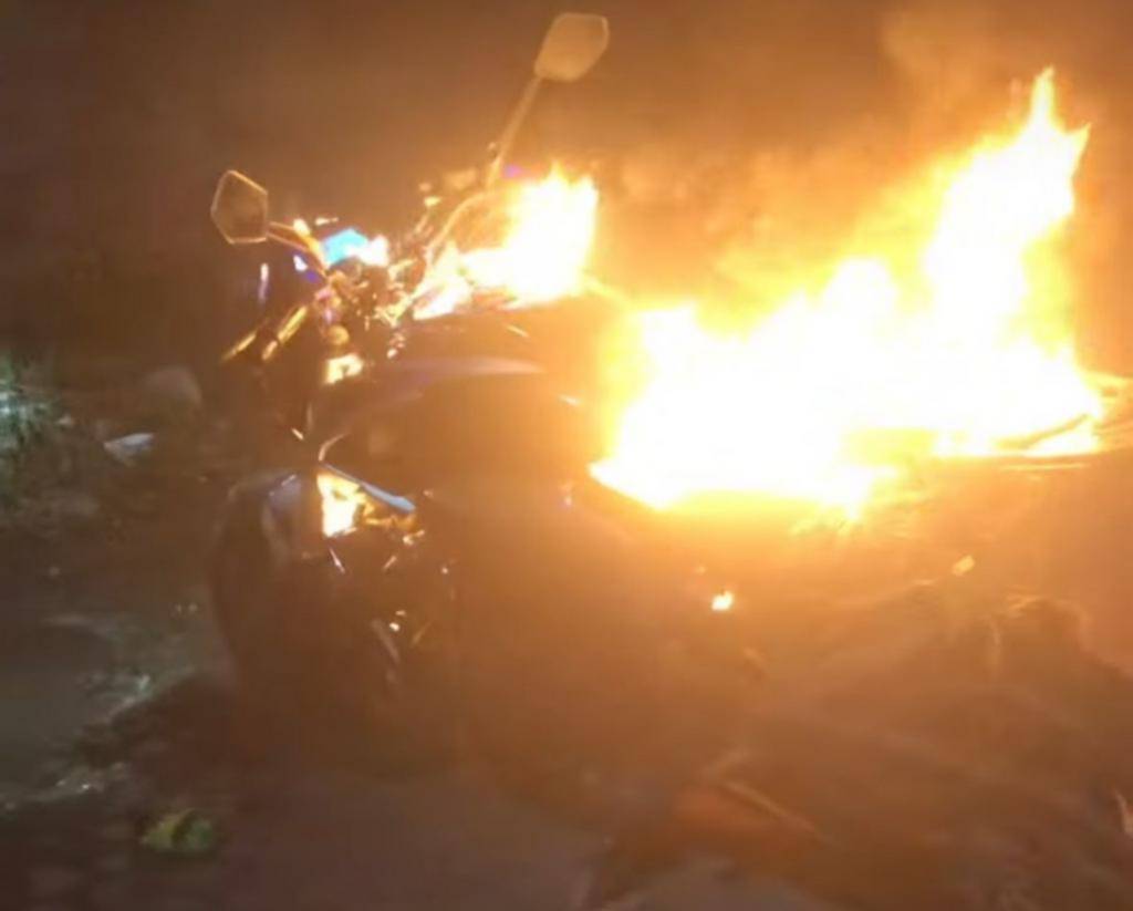 Una moto robada, en llamas