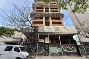 Uno de los edificios paralizados