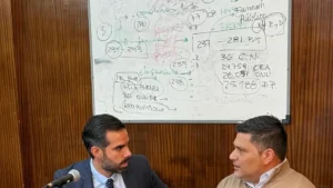 César Onzari junto a Miguel Molina, uno de sus defensores