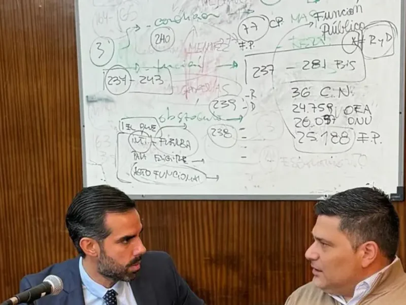 César Onzari junto a Miguel Molina, uno de sus defensores