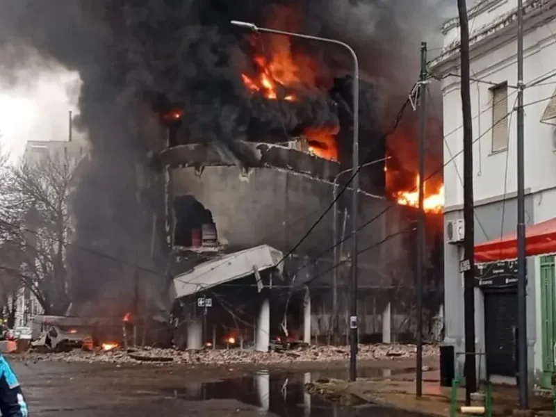EL depósito colapsó en horas