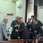 La principal acusada, junto a su defensa