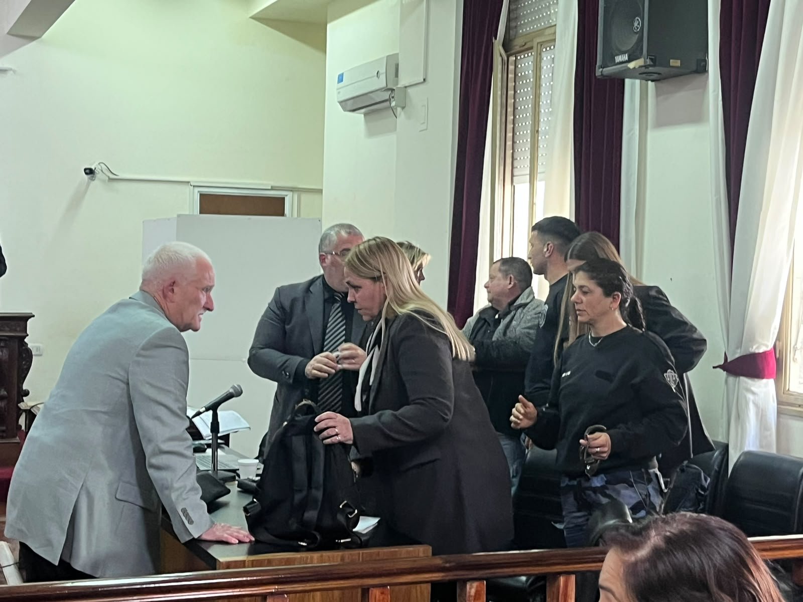 La principal acusada, junto a su defensa